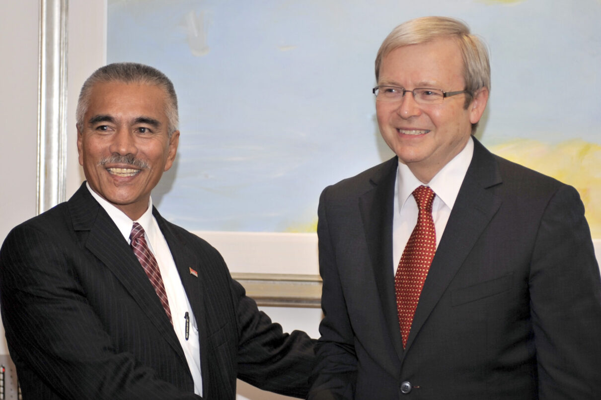 The President of Kiribati His Excellency Anote Tong (left) during a meeting with Australian Prime Minister Kevin Rudd (right) in Canberra, Friday, June 20, 2008. President Tong is meeting with the Australian government to discuss the impact of climate change on the Kiribati islands. (AAP Image/Alan Porritt) NO ARCHIVING