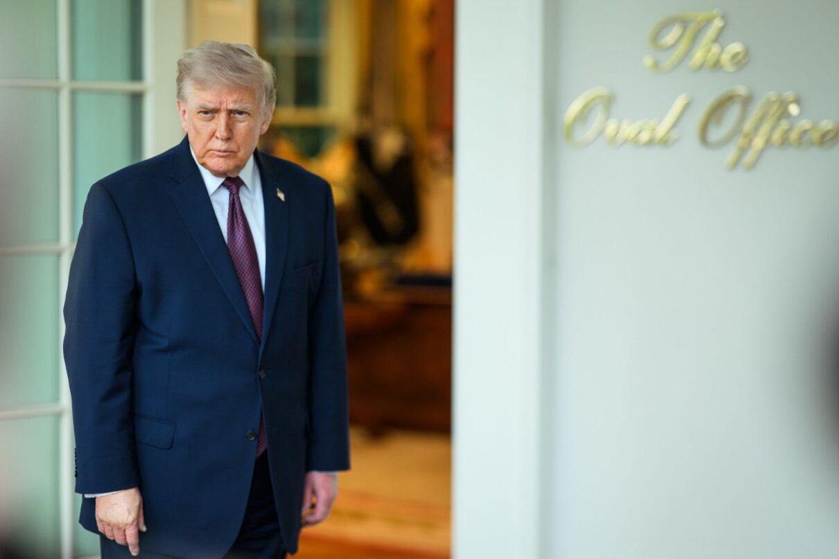 President Donald J. Trump accepts a DoorDash delivery from Sharon Simmons outside of the Oval Office, Monday, April 13, 2026. (Official White House Photo by Daniel Torok)